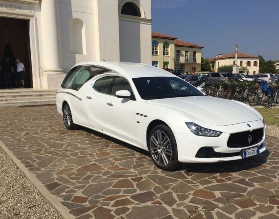 Castelfranco, una Maserati bianca per l’ultimo viaggio